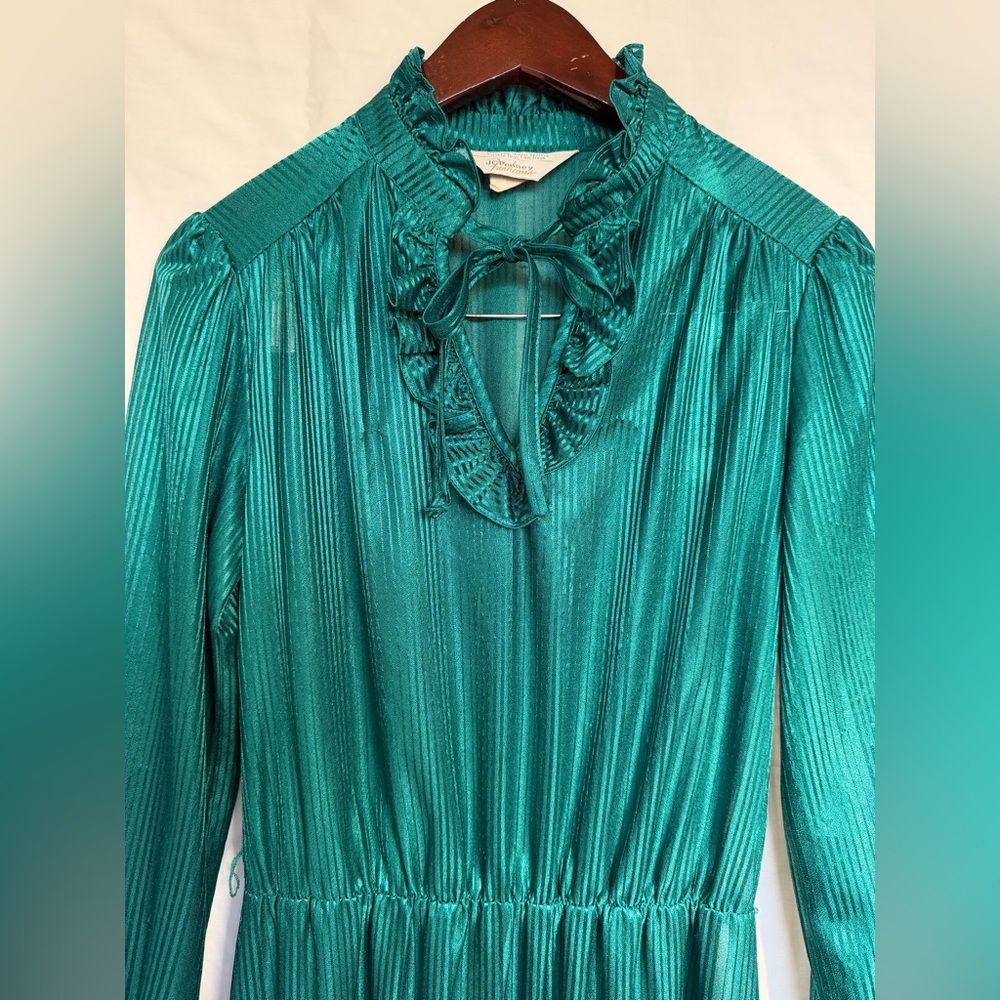 1970s Vintage JC Penny Fashions S Ruffle
Keyhole Neck Knee Length Dress - Picture 4 of 12
